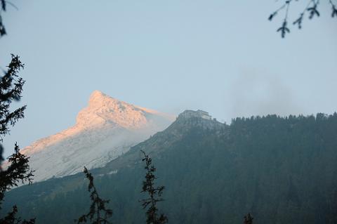 Das hell erleuchtete Hocheck mit dem darunter liegenden Watzmannhaus