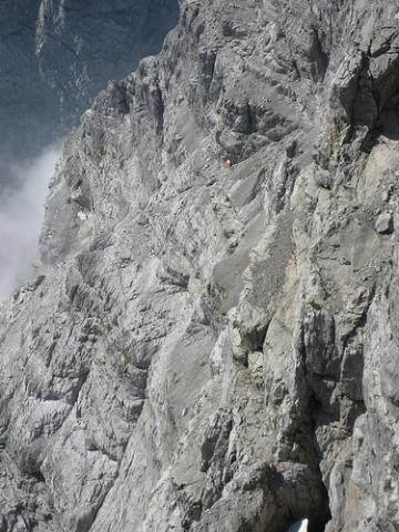 Die orangene Ostwand Biwakschachtel